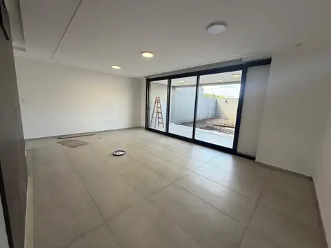 Casa en Alquiler con 2 cocheras