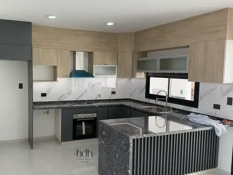 Casa venta 3 dormitorios 3 baños con excelente ubicacion La Calandria