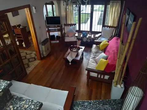 Gran chalet de 6 ambientes con local sobre Avenida Libertad