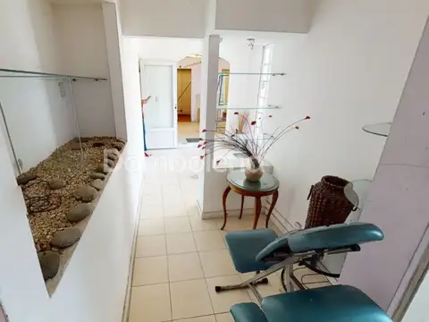 LINIERS. T. GORDILLO 502. CASA DE 4 AMBIENTES CON 3 LOCALES,2 COCHERAS.