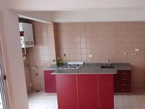 Alquiler de Amplio Monoambiente con balcón. Apto Profesional.
