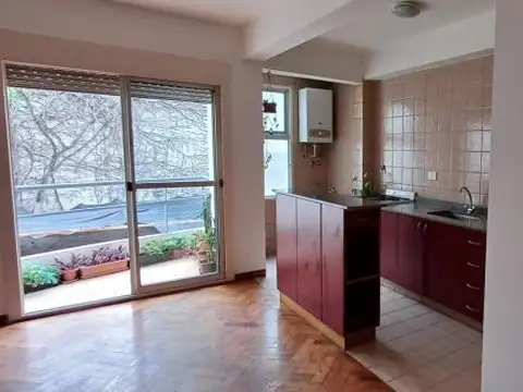 Alquiler de Amplio Monoambiente con balcón. Apto Profesional.