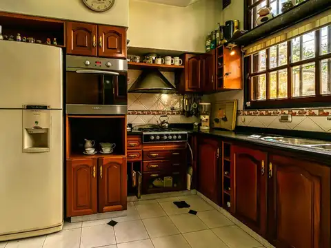 Casa en venta - 4 Dormitorios 3 Baños - City Bell