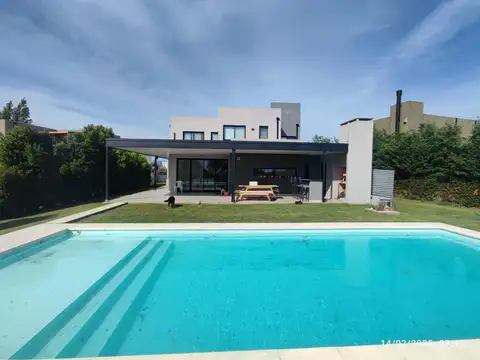 Casa a la Laguna en Venta - El Cantón Norte