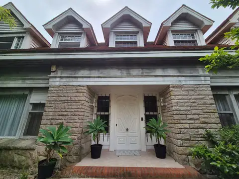 Casa 9 ambientes con 4 baños