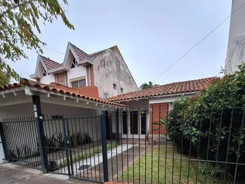 Venta Quilmes. Chalet de 6 amb. c/ fondo y garage.
