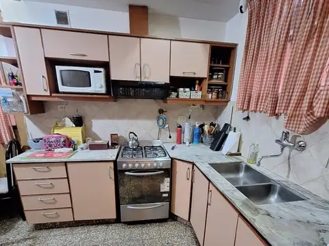 Venta Quilmes. Chalet de 6 amb. c/ fondo y garage.