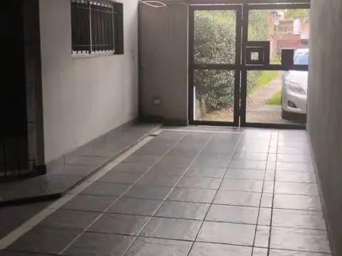 CASA DE 2 DORMITORIOS CON JARDÍN EN VENTA