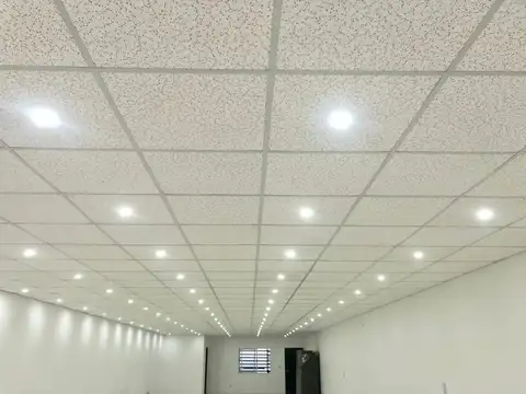 Alquiler Local Comercial Sobre Colectora, Con Estacionamiento