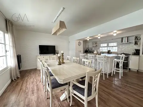 Casa en Alquiler con 2 cocheras