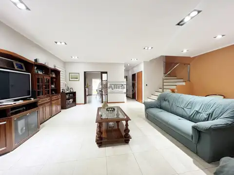 Casa 5 ambientes con 4 baños