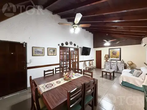 Casa en  venta de 5 ambientes terreno propio en Castelar