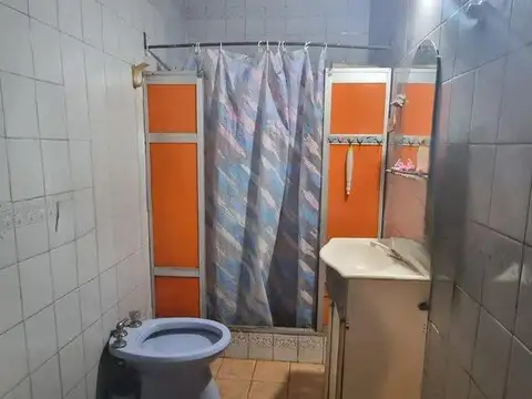 Casa 8 ambientes con 2 baños