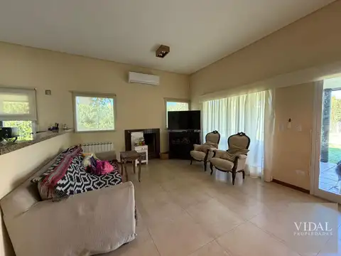 Casa en Alquiler con 2 cocheras