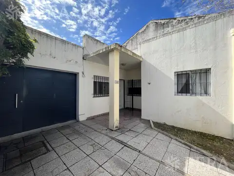Venta casa 3 ambientes con cochera en Quilmes Oeste