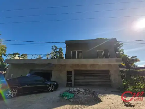 Casa en venta con locales.
