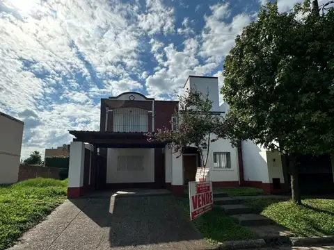 CASA EN VENTA - CON IMP. RENTA MENSUAL-  BARRIO CERRADO ALTO PERU