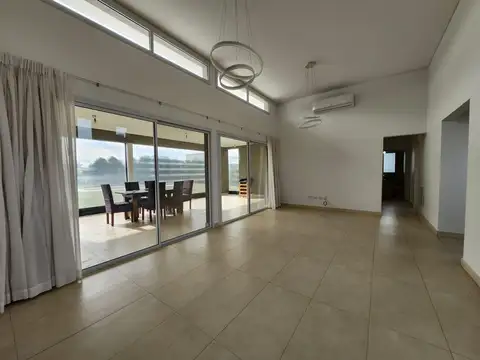 Casa en Alquiler con 2 cocheras