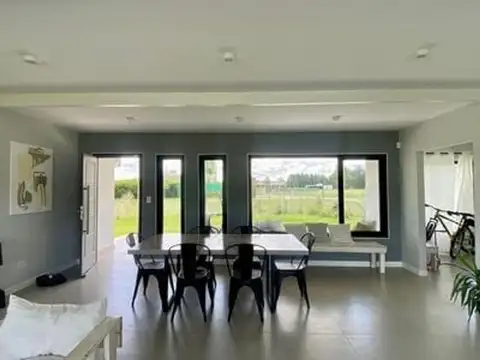 Casa 4 ambientes con 3 baños