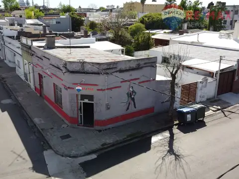 CASA 4 ambientes en venta en Carmelo con Local