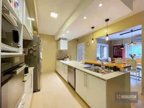 Casa 5 ambientes con 3 baños