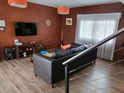 Importante Casa con 3 Dormitorios + Piscina en Barrio Cerrado