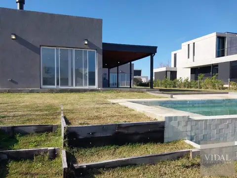 Casa 6 ambientes con 5 baños