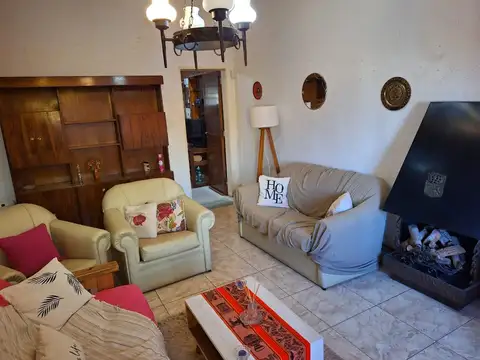 Casa en Palomar a dos cuadras del SITAS. excelente estado 4 habirtaciones 2 baños.