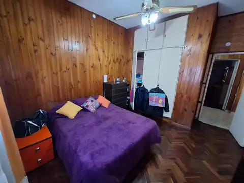 Casa en Palomar a dos cuadras del SITAS. excelente estado 4 habirtaciones 2 baños.