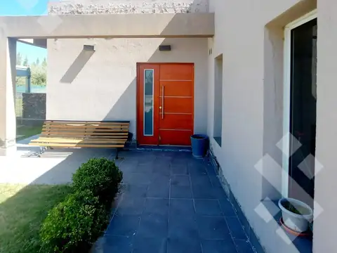Venta casa 3 dormitorios en barrio privado Jockey General Roca