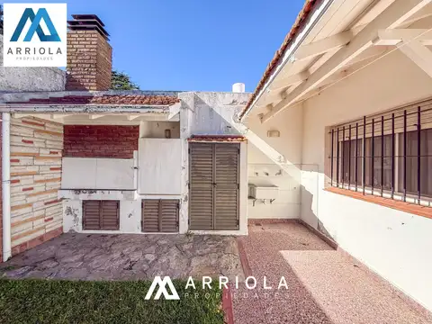 Casa de 3 ambientes con Patio Garage doble Quincho. Apto credito.