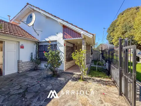 Casa en Venta con 2 cocheras