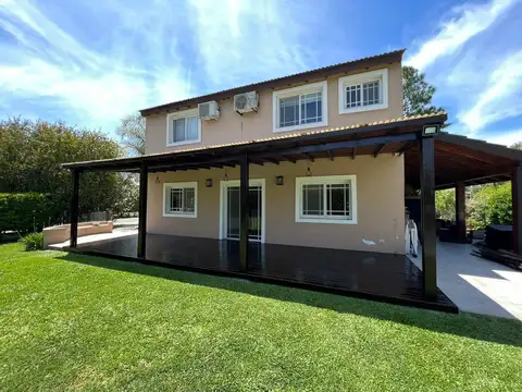 Casa En Esquina Sobre 2 Lotes (971 M²) El Bosque