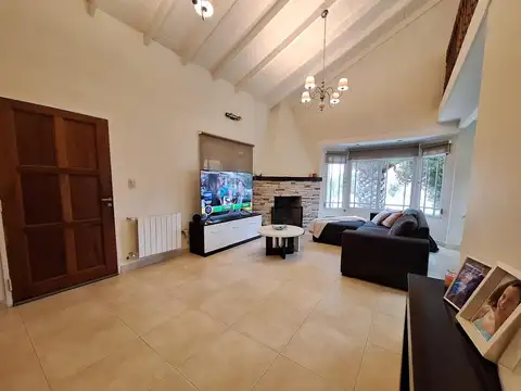 CASA EN ESQUINA SOBRE 2 LOTES (971 m²) • EL BOSQUE