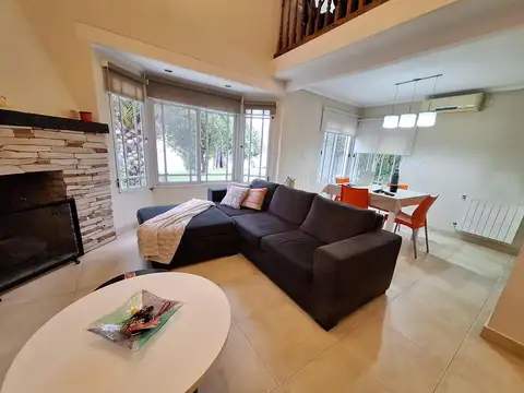 Casa en Venta con 3 cocheras
