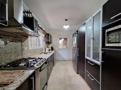 Casa En Esquina Sobre 2 Lotes (971 M²) El Bosque