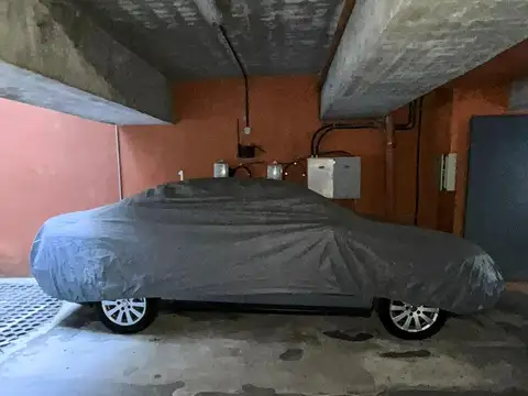 Cómoda cochera cubierta  en Barracas