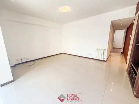 SEMIPISO 3 AMBIENTES A LA CALLE. LA PERLA.