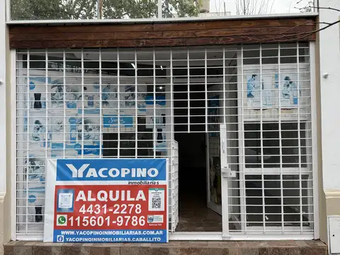 Local con vidriera al frente y baño