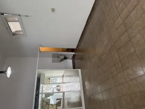 Local con vidriera al frente y baño
