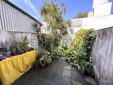 VENTA DUPLEX 3 AMBIENTES CON COCHERA Y JARDIN