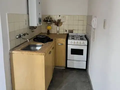 VENDO Departamento 2 Dormitorios y Patio - B° Centro