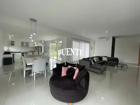 Casa en Venta con 2 cocheras