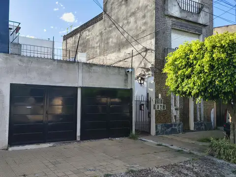 EXCELENTE PH DE 3 AMBIENTES AL FRENTE EN PB CON COCHERA PARA 2 AUTOS.-