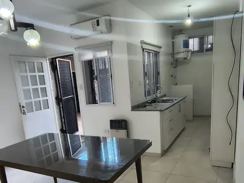 EXCELENTE PH DE 3 AMBIENTES AL FRENTE EN PB CON COCHERA PARA 2 AUTOS.-