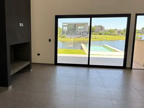 Casa 5 ambientes con 4 baños