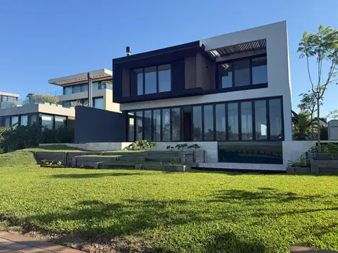 Casa al rio con muelle propio en venta/alquile en barrio El Yacht, Nordelta