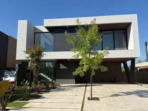 Casa al rio con muelle propio en venta/alquile en barrio El Yacht, Nordelta
