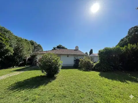 VENTA CASA 4 AMBIENTES CON GRAN PARQUE