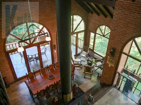 Casa 8 ambientes con 4 baños